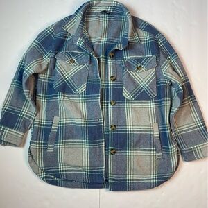 Womens The Shacket blue plaid fleece jacket perfect for winter weather. Size M.